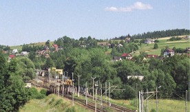 Chabówka, widok na tory wjazdowe na stacje oraz panoramę miejscowości,...